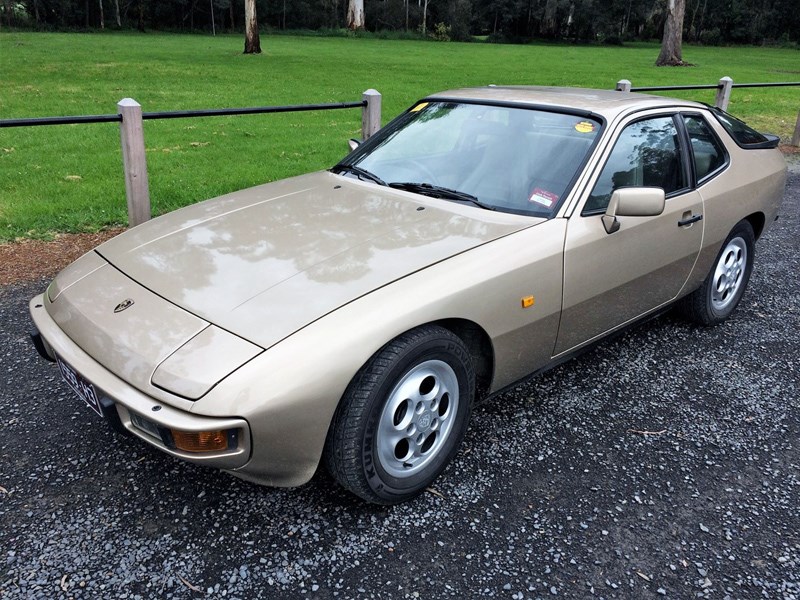 Porsche 924 S front side