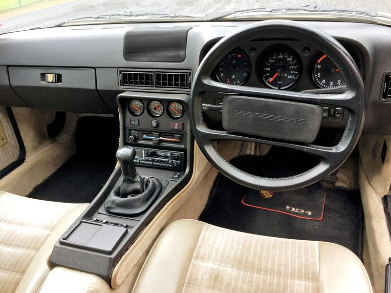 Porsche 924 S interior