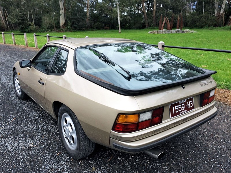 Porsche 924 S rear side