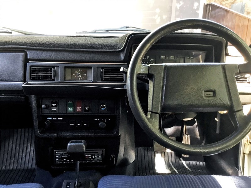 Volvo 264 V8 dash