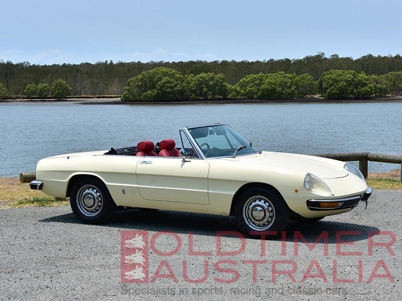 Alfa Romeo Spider 1750 front side