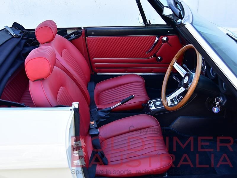 Alfa Romeo Spider 1750 interior