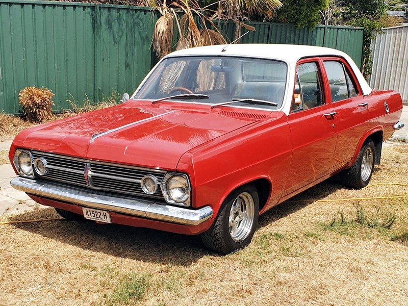 HR Holden front side