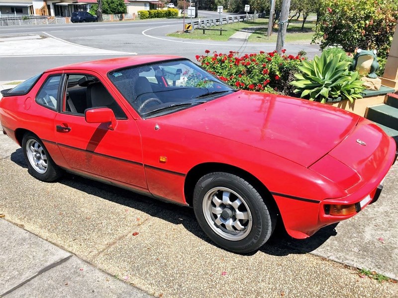 Porsche 924 front side