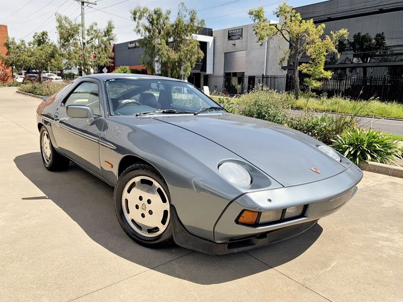 Porsche 928 S front side