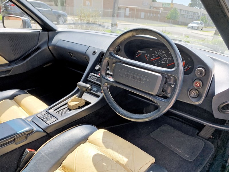 Porsche 928 S interior