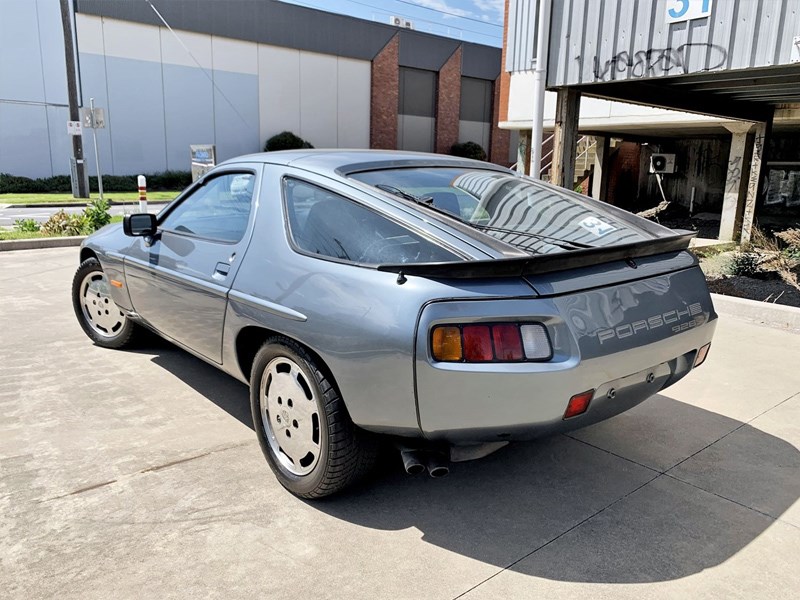 Porsche 928 S rear side