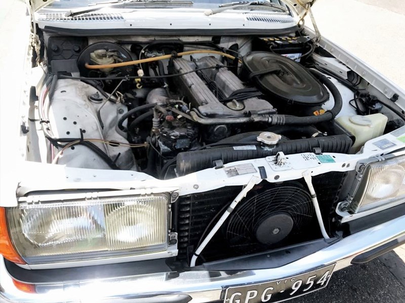 W123 Saloon engine