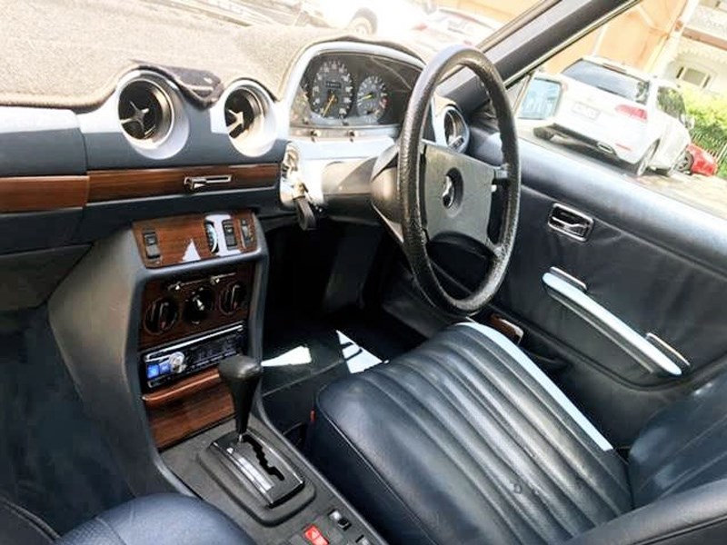 W123 Saloon interior front