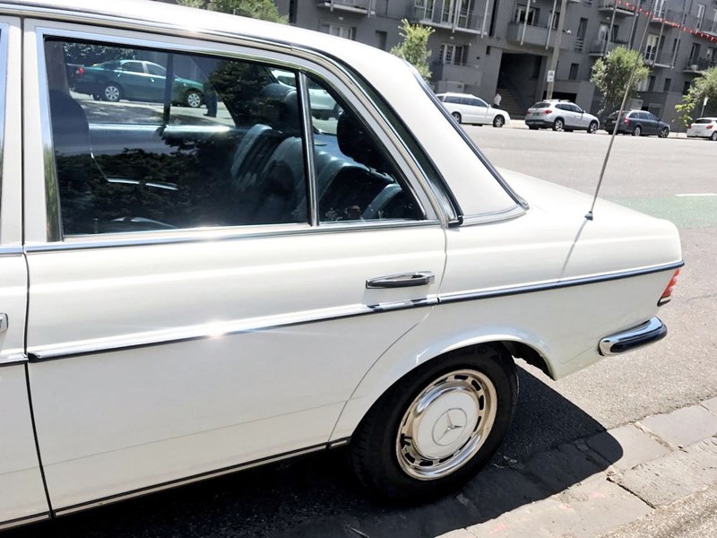 W123 Saloon rear