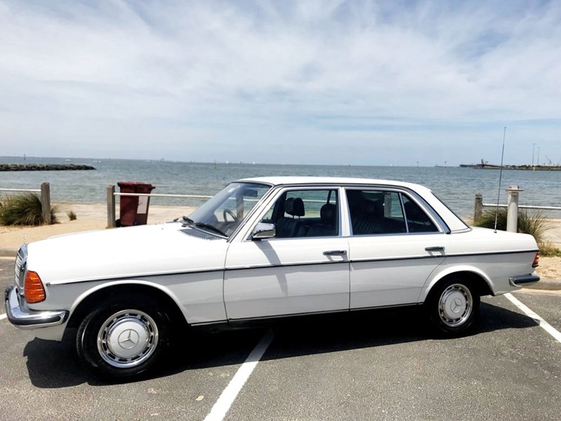 W123 Saloon side