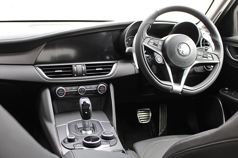 alfa romeo giulia dash 2