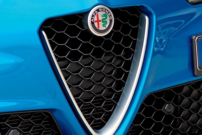 alfa romeo giulia grille