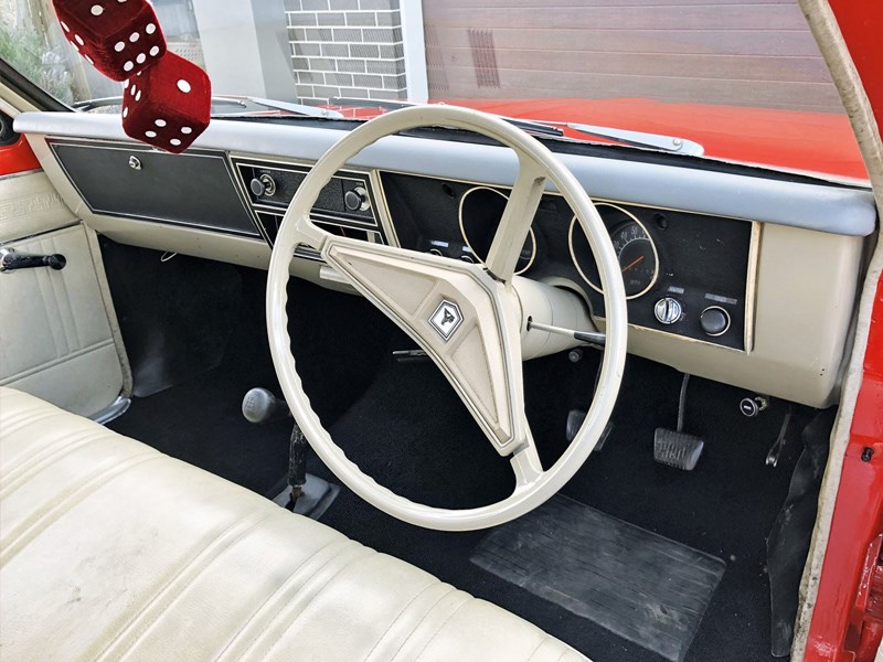 HG Kingswood interior dash