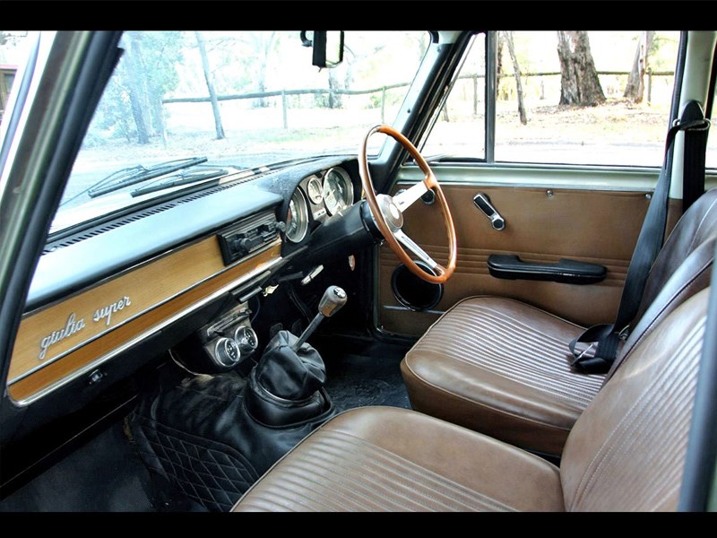 Alfa Romeo Giulia Super interior front