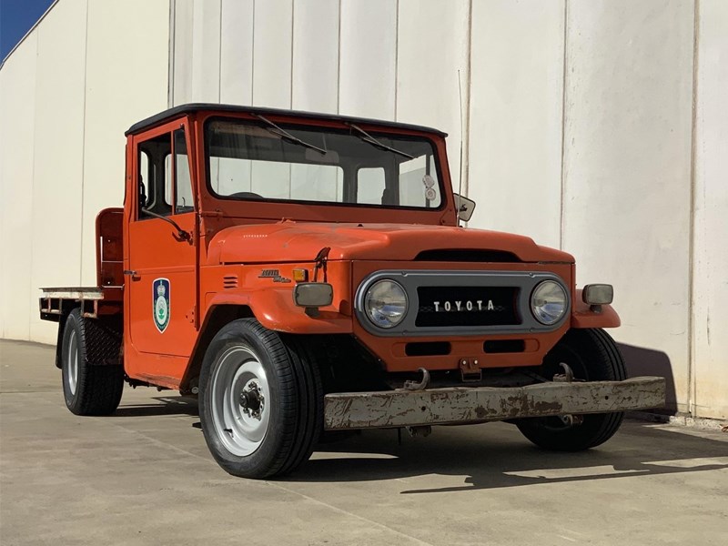 FJ Landcruiser V8 front side