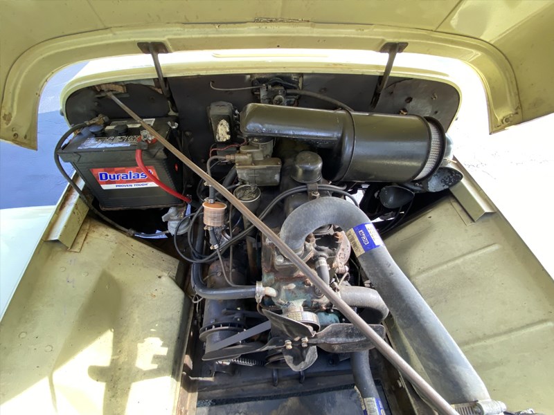 Willys Jeepster engine
