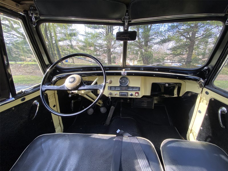 Willys Jeepster interior