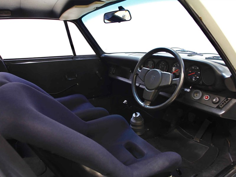 AUS 911 3lt RS interior