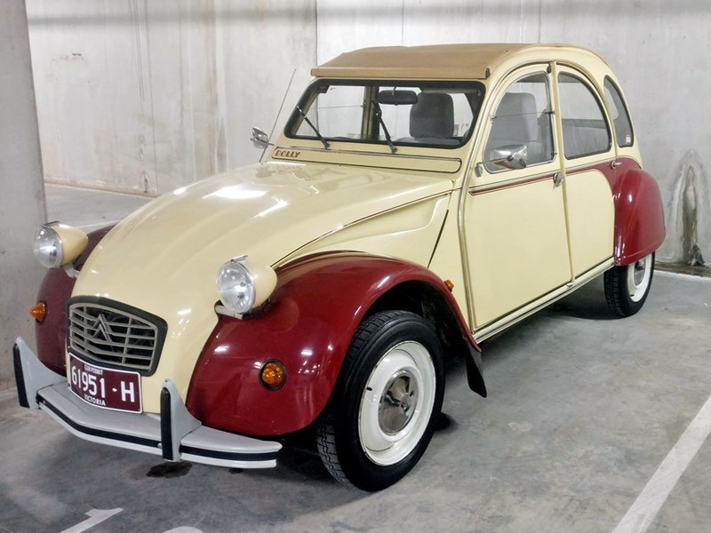 Citroen 2CV front side