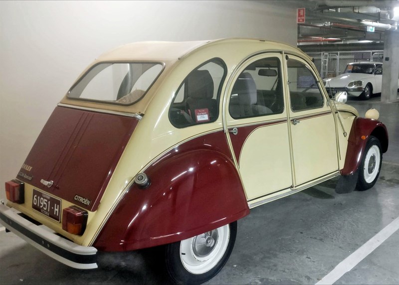 Citroen 2CV rear side