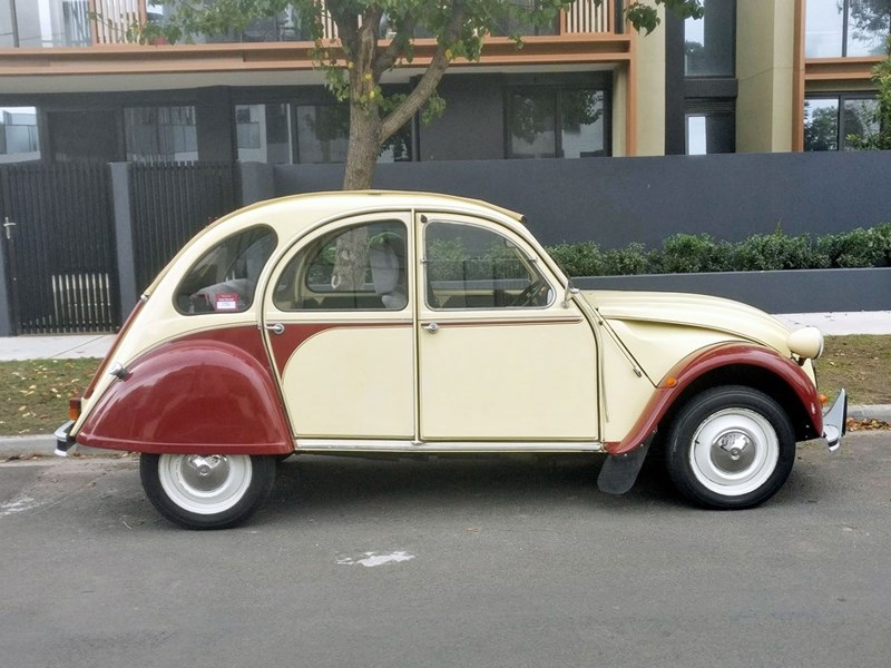 Citroen 2CV side