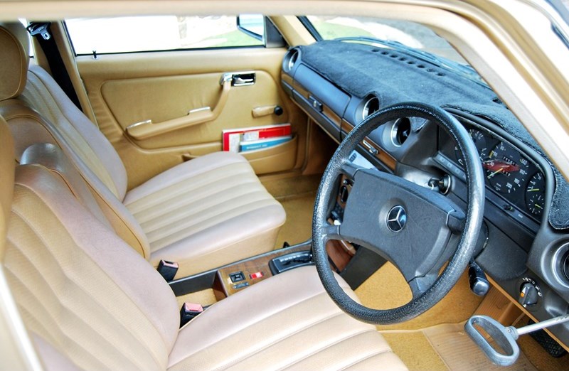W123 interior