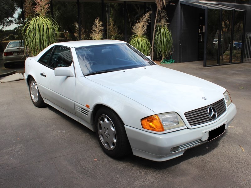 Mercedes Benz SL500 front side