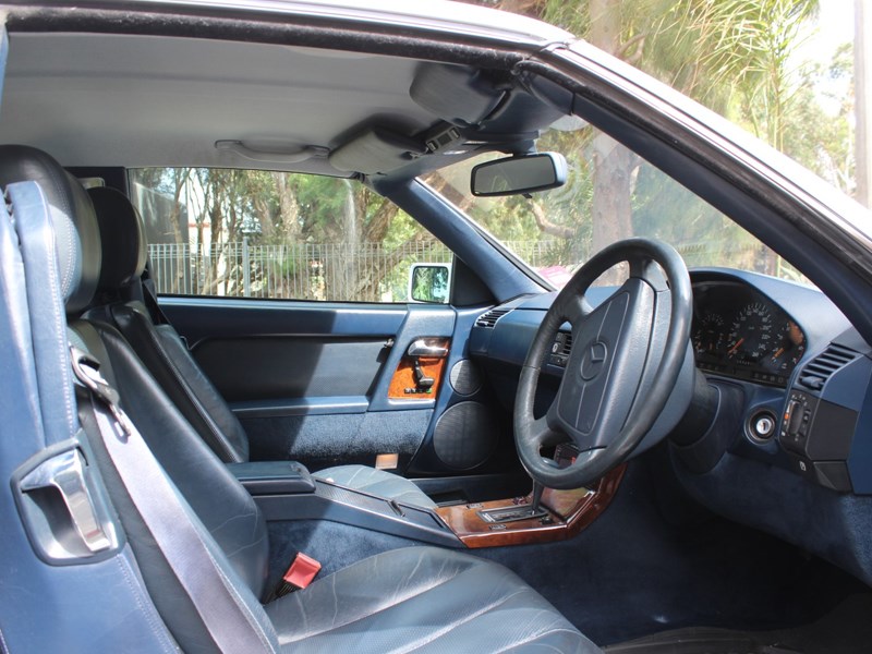 Mercedes Benz SL500 interior side