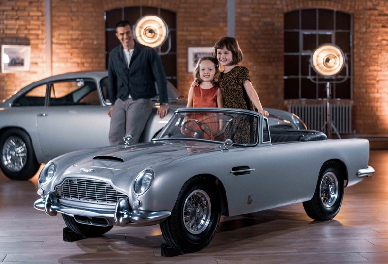 Aston Martin DB5 Junior people