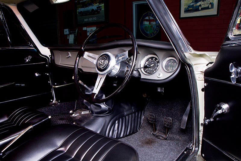 Alfa Romeo 105 interior