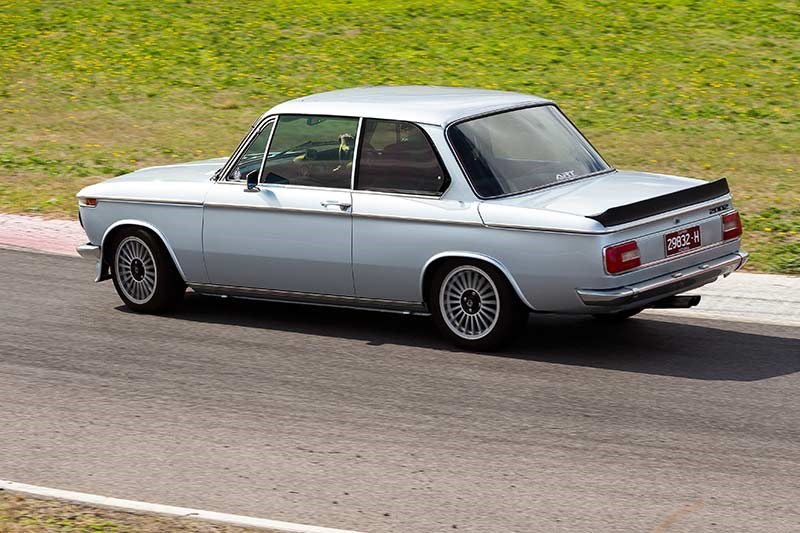 BMW 2002 motion side