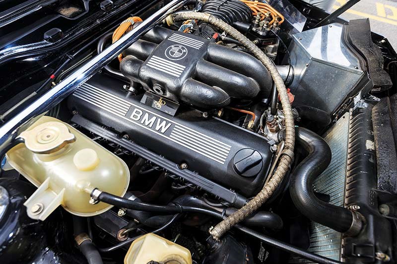 BMW 323i engine bay