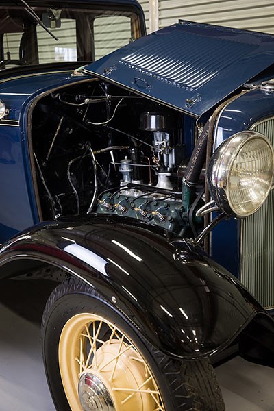 Ford V8 1932 engine bay