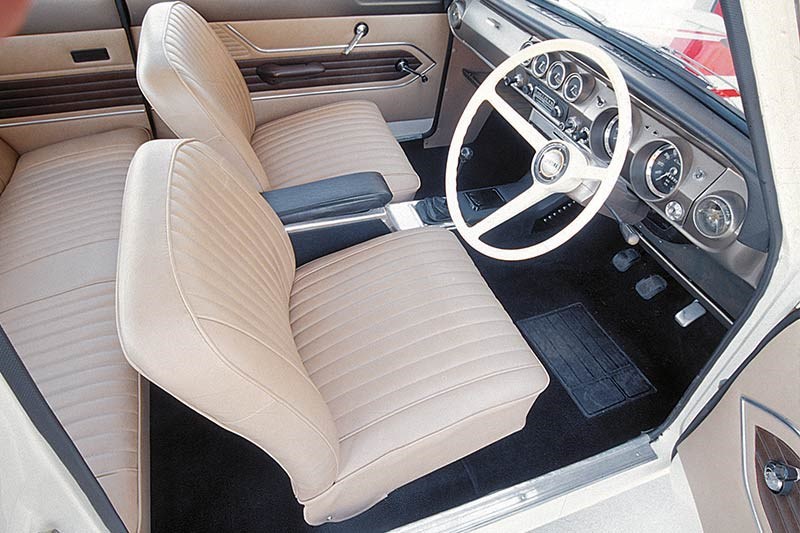 GT Cortina interior2