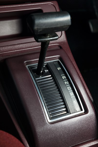 Holden Commodore VH SLE console