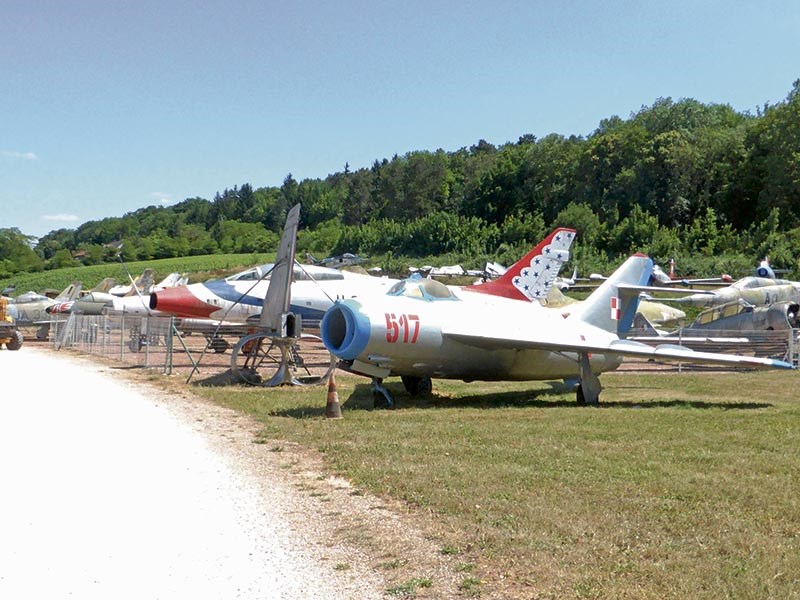 Le Chateau de Savigny-Les-Beaune: MiG-17, F-100 Super Sabre