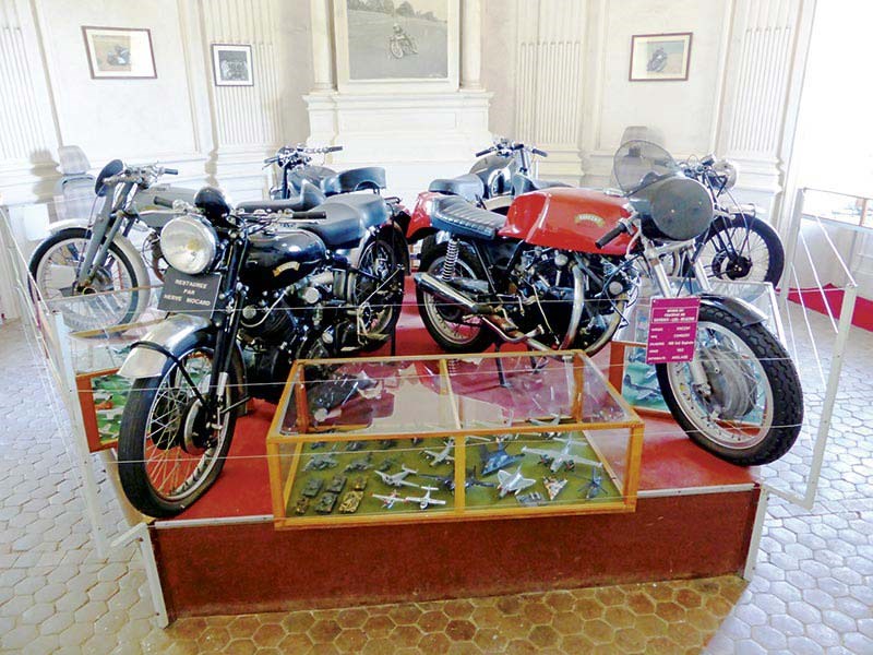 Le Chateau de Savigny-Les-Beaune: Vincent motorcycles