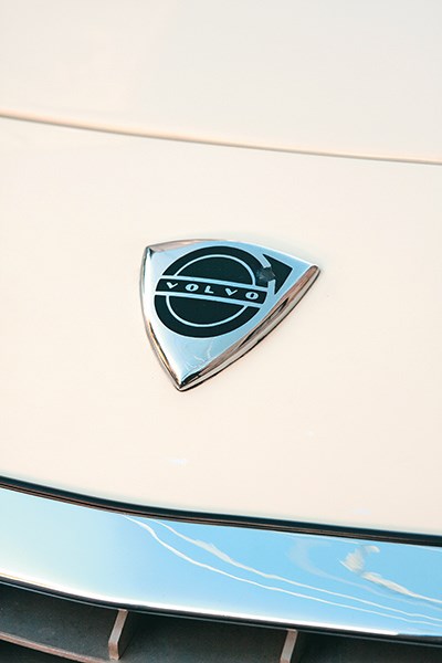 Volvo P1800 badge