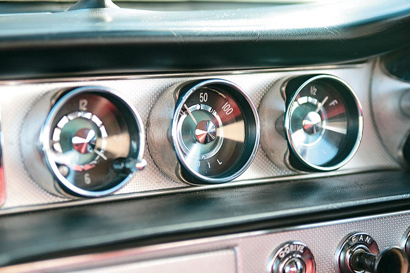 Classic analogue gauges in the P1800's stylish dash