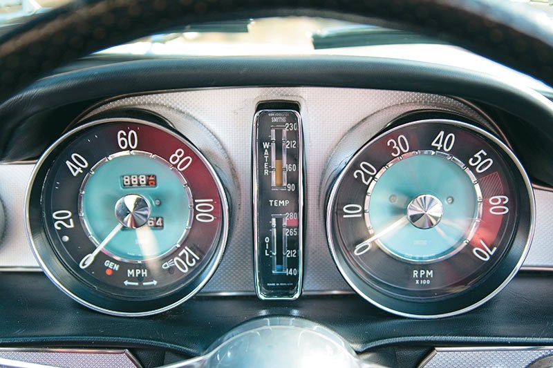 Classic analogue gauges in the P1800's stylish dash