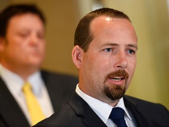 Senator Ricky Muir adds voice to delay call 