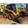 This Cat 236D skid steer loader has a radial lift design and is built for exceptional mid-lift reach and digging performance
