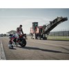After the Wirtgen W 210i cold milling machine had rehabilitated the start/finish stretches of the TT Circuit, a motorcycle racing pro put the ‘new’ track to the test.