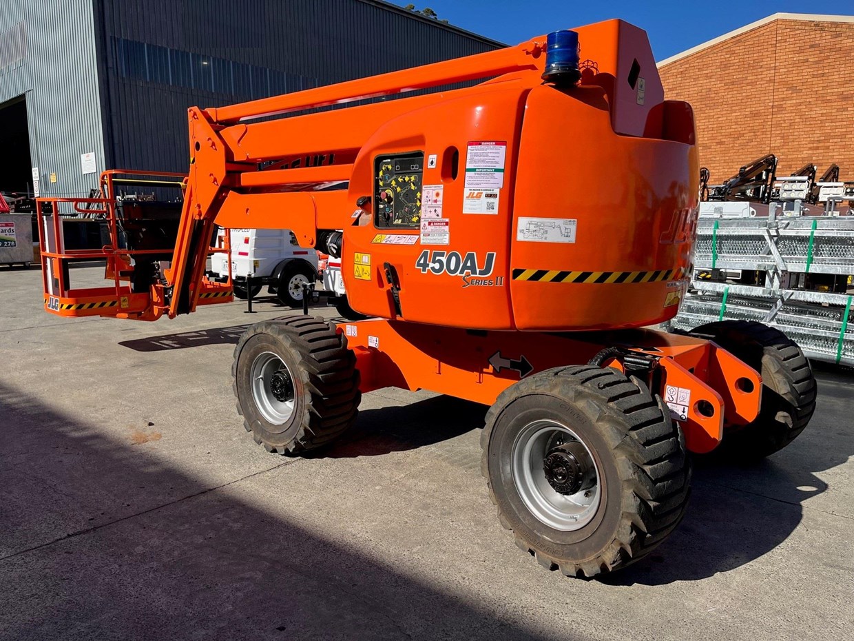 JLG E 450 AJ Boom Lifts, Platform Capacity: 227 Kg