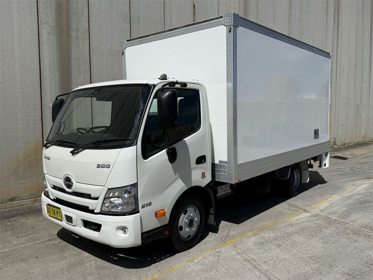 2022 HINO 300 SERIES - 616 AUTO