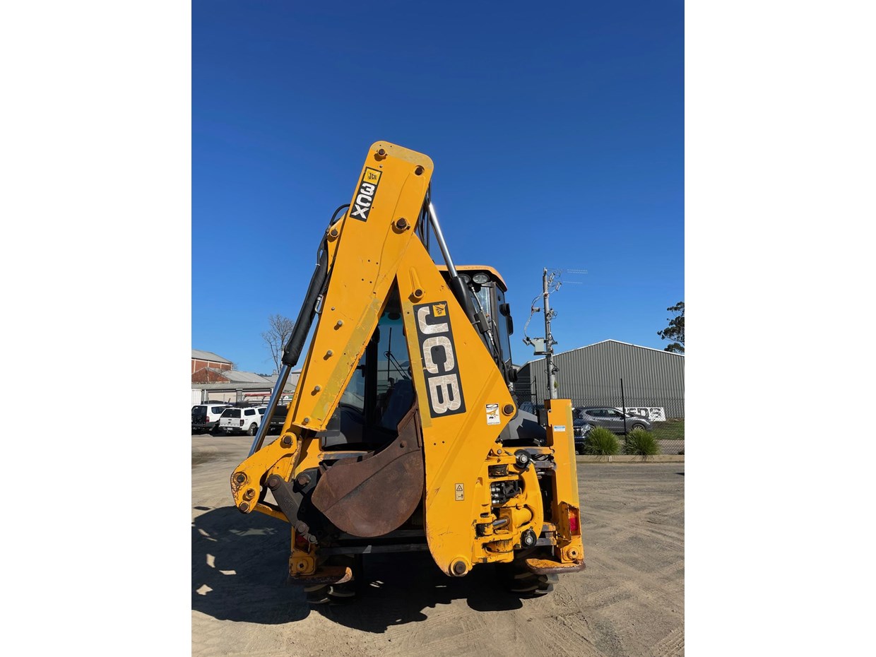 2012 JCB 3XC image 3