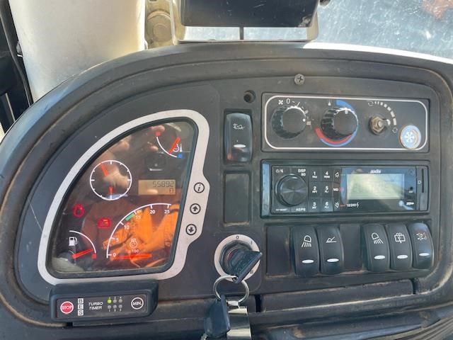 2012 JCB 3XC image 9