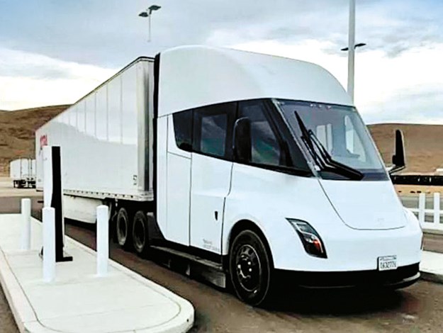 Spotted: Tesla Semi charging at Megacharger