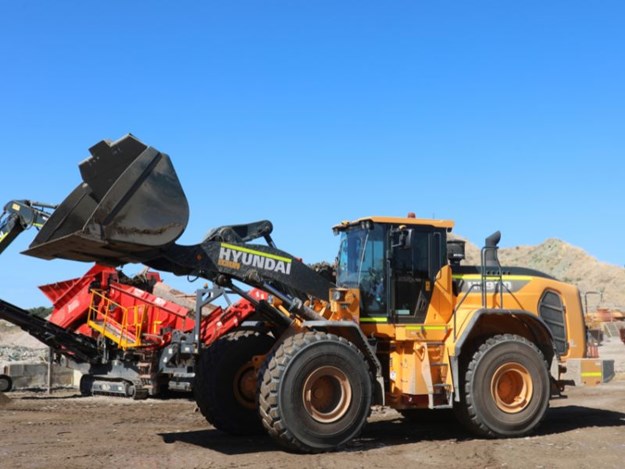 Dayrell Stone welcomes new Hyundai loader from Porter Group